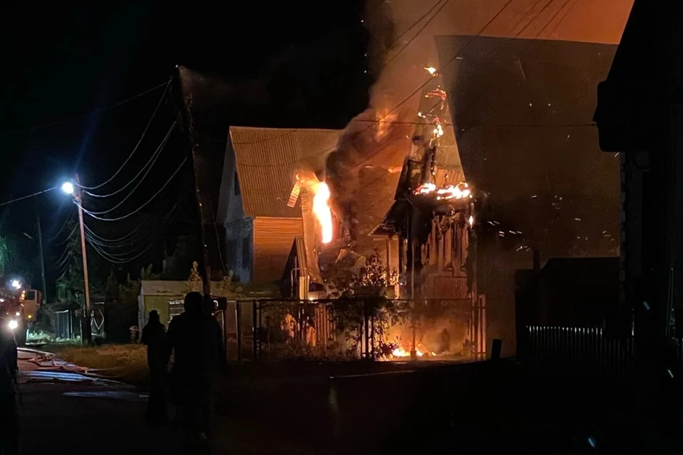 Пожар произошел на улице Володарского. Фото: Подслушано в Симе / vk.com
