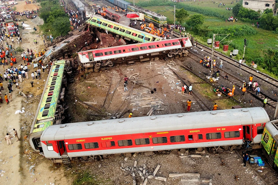 Почти 300 человек погибли вчера вечером из-за столкновения трех поездов