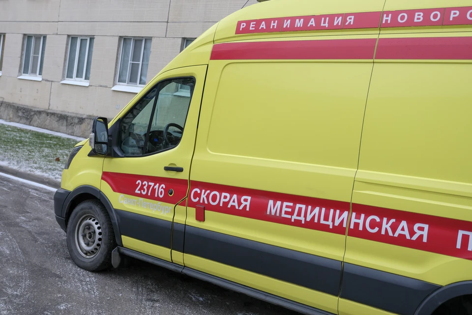 Школьница из Петербурга чудом выжила после падения с десятого этажа.