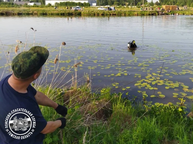 Томские спасатели достали тело утонувшего подростка в озере Боярском