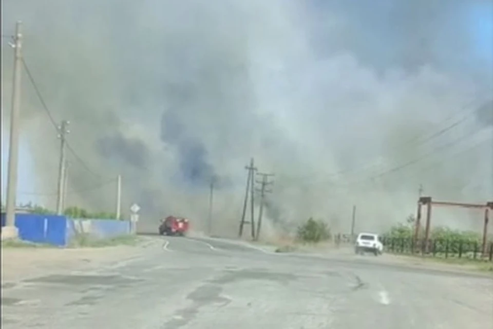 В Барабинске часть города осталась без света из-за пожара на болотах в восточной части.