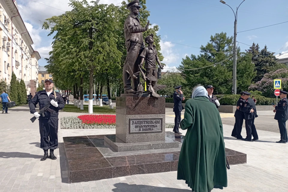 Памятник располагается у здания УМВД.