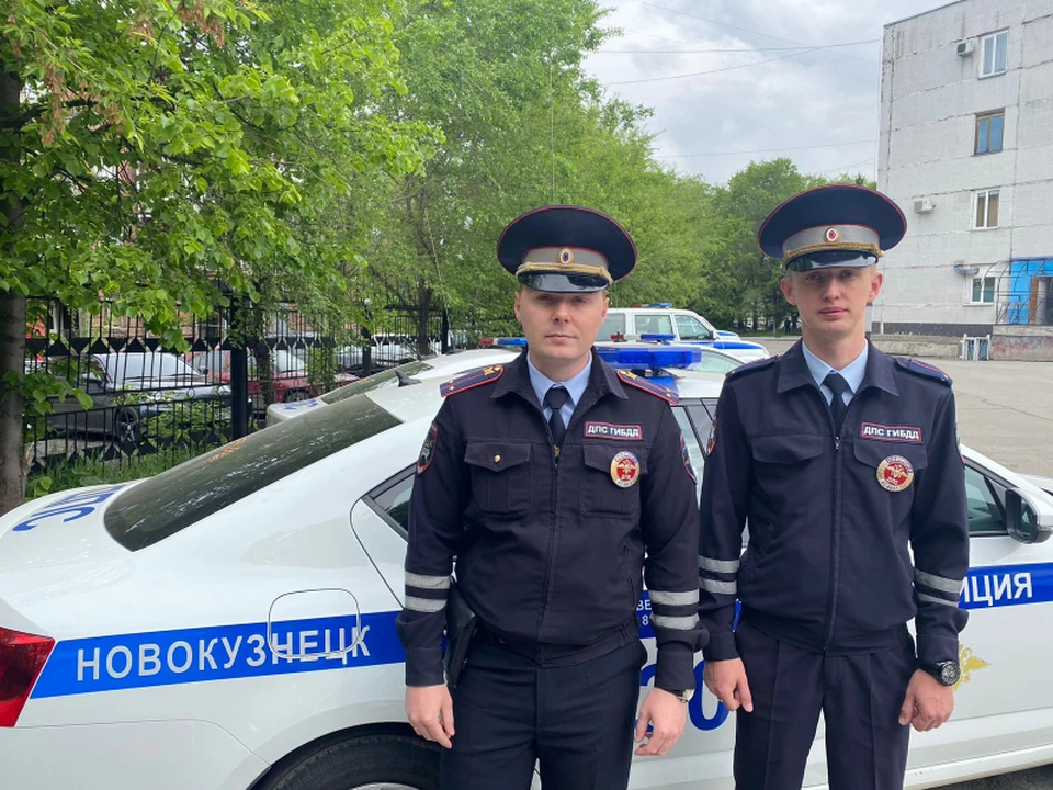 Кузбасские полицейские Евгений Синельников и Егор Коксин спасли больную женщину.