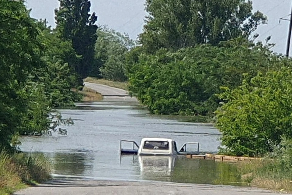 Под воду ушли машины, дома и улицы