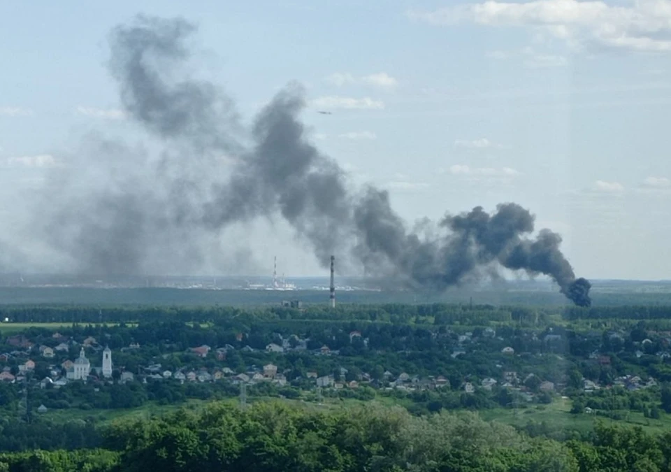 Нижегородцев напугал густой черный столб дыма в Кстовском районе.