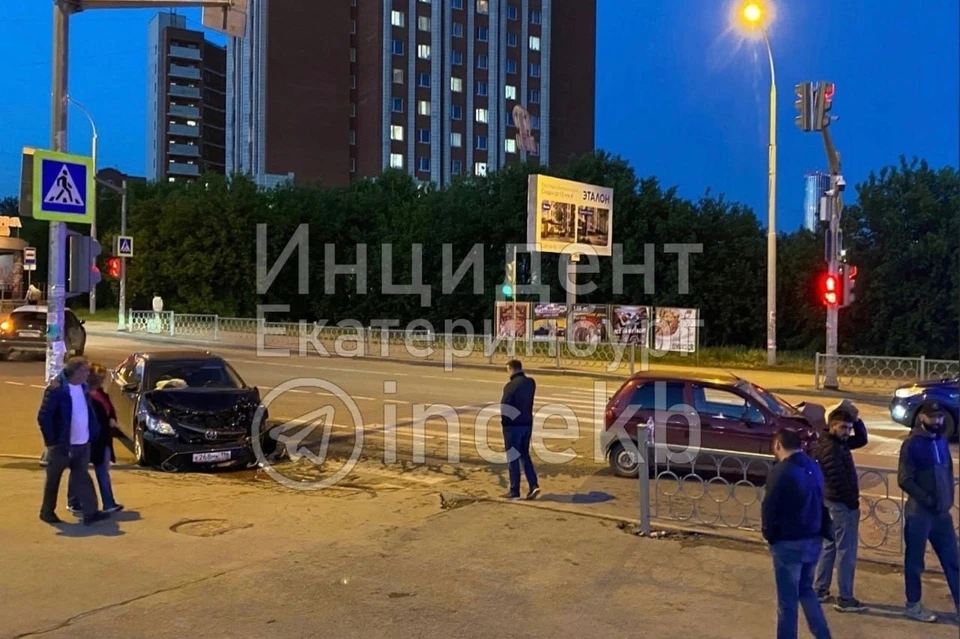 Пострадавшую женщину доставили в больницу. Фото: Telegram-канал «Инцидент Екатеринбург»