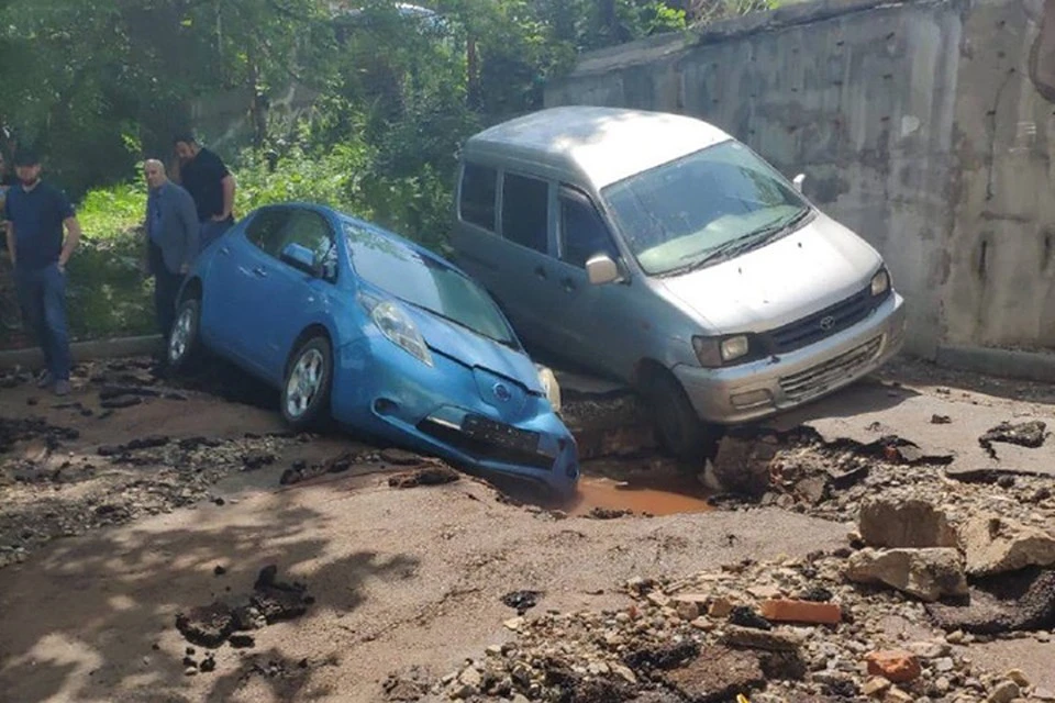 Авария повредила дорогу.