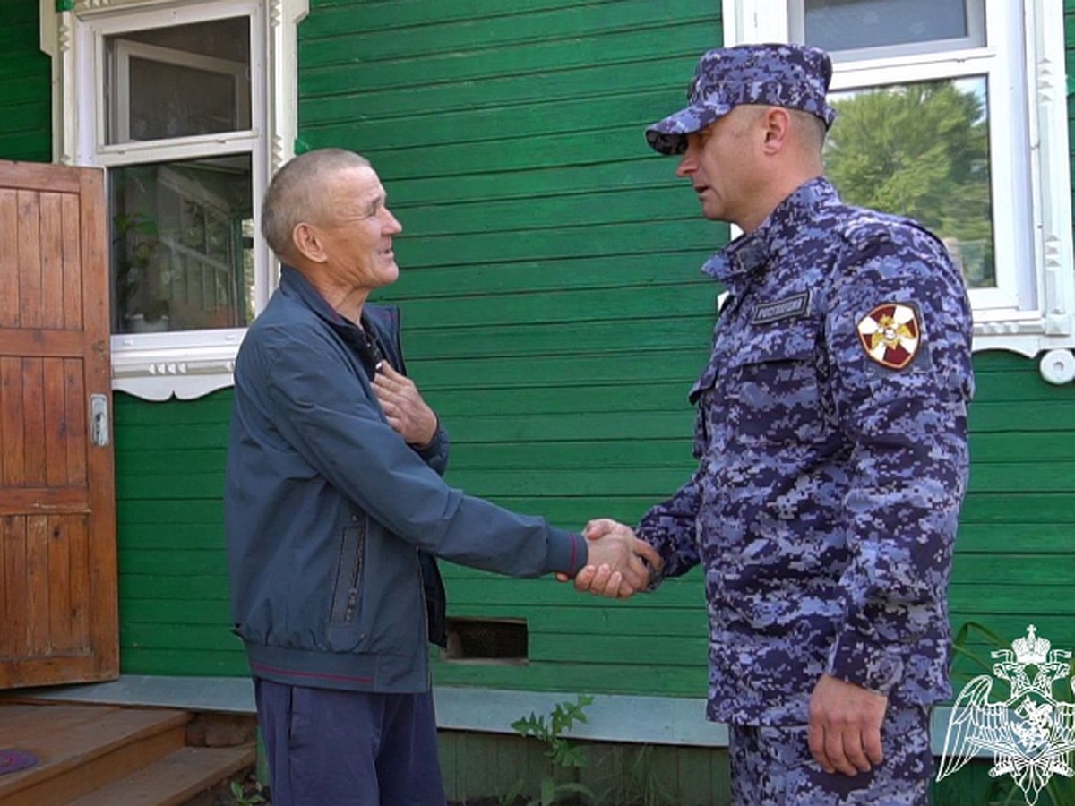 Росгвардеец рассказал, как спас инвалида из горящего дома в Кировской  области - KP.RU