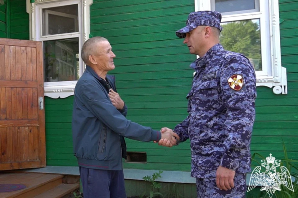 Глава семейства от всей души благодарен Дмитрию Козлову за спасение своего сына. Фото: 43.rosguard.gov.ru