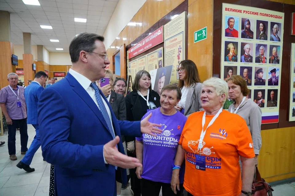 Губернатор пообщался с «серебряными» волонтерами. Фото: Дмитрий Бурлаков