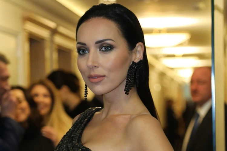 Певица Алсу сняла обручальное кольцо и уехала в Америку