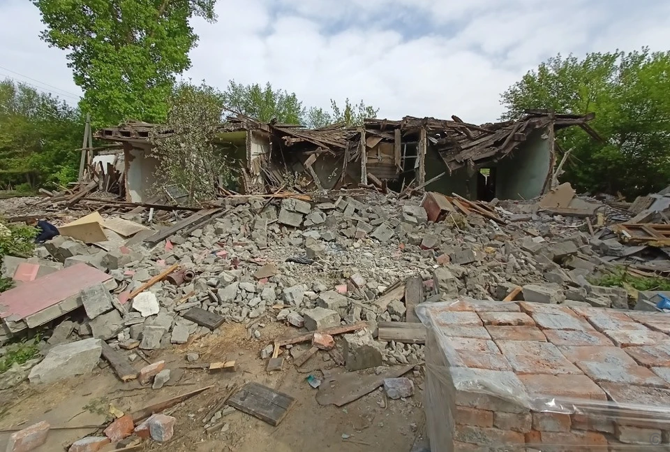 Снос аварийного дома. Фото: пресс-служба администрации города Барнаула