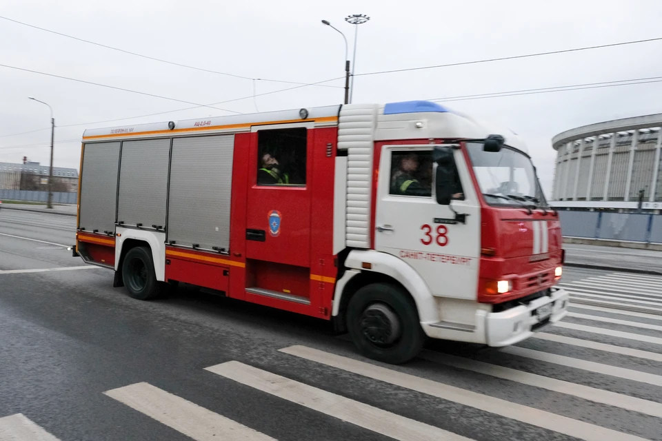 100 «квадратов» загорелись на Днепропетровской улице в Петербурге.