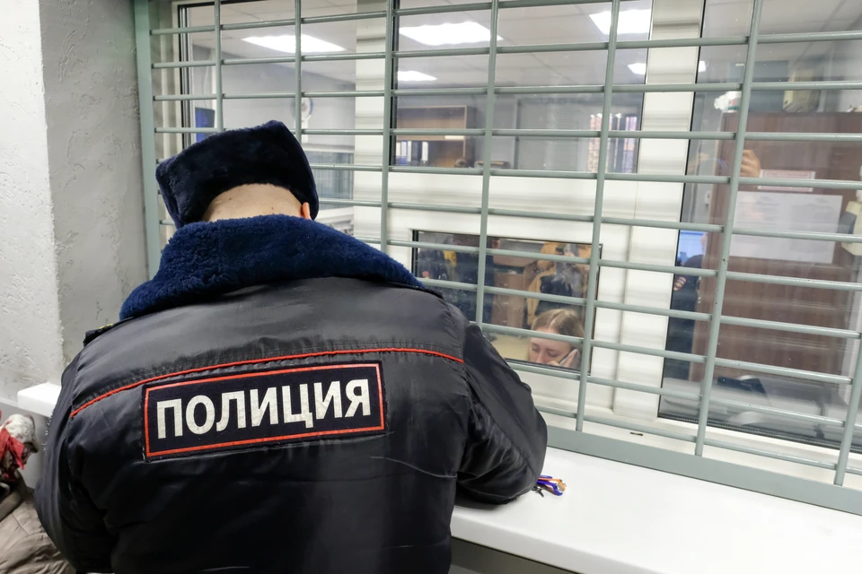 Дебоширы обстреляли машину такси ночью в Петербурге.