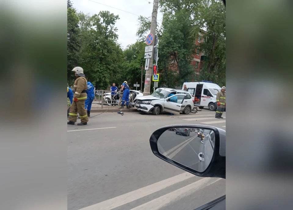 На месте происшествия работают спасатели, медики и полицейские. Фото: "Самара Город"