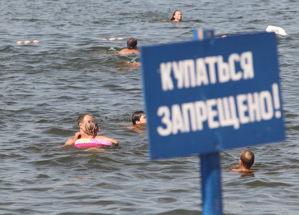 Купаться в реке было запрещено, но ребенок нарушил его.