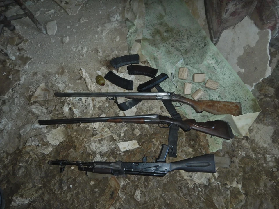 Оружие и боеприпасы обнаружили в заброшенном доме. Фото - МВД ЛНР