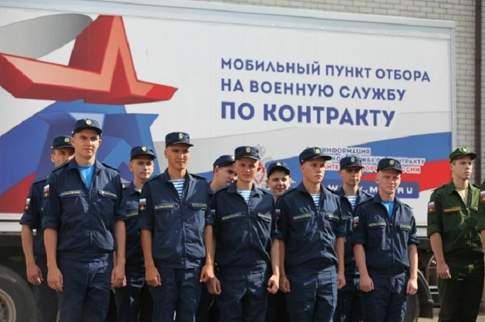 Для поступления на военную службу по контракту необходимо обратиться в пункт отбора или военный комиссариат.