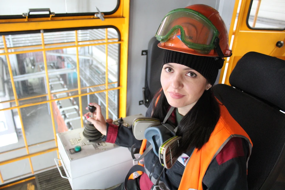Дарья – одна из немногих девушек на предприятии, которая в прямом смысле трудится на высоте. Фото: Карабашмедь.