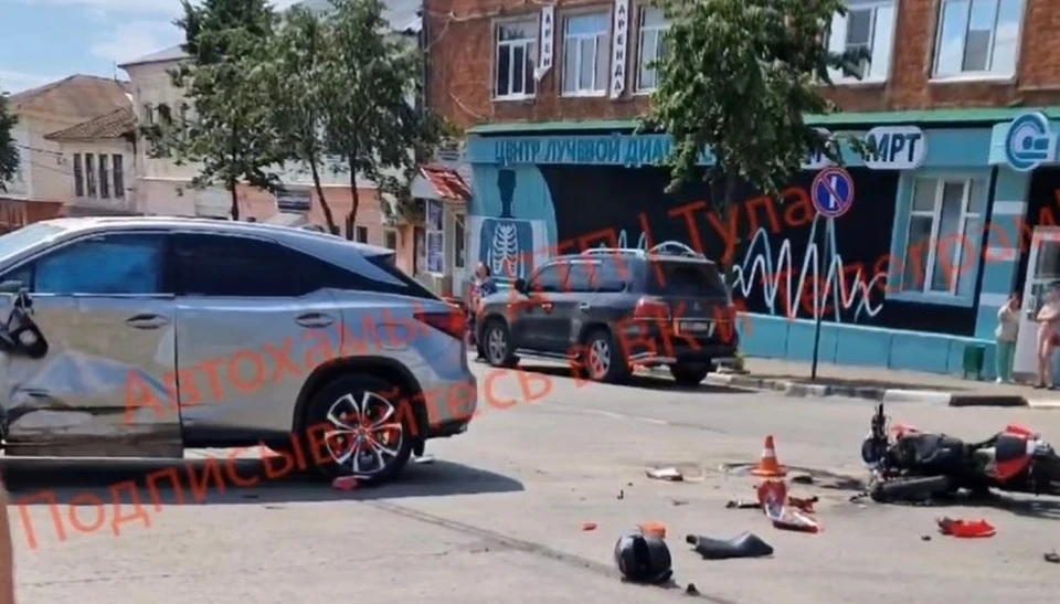 В ДТП на улице Свердлова в Ефремове пострадали несовершеннолетний водитель и пассажир мопеда