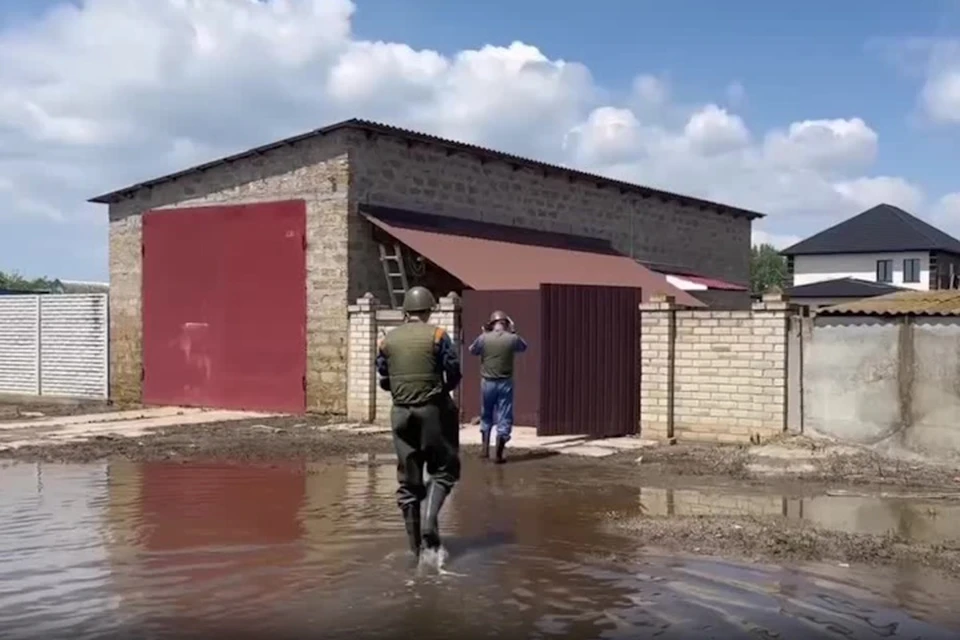 Вода поступенно уходит из села Фото: скриншот видео администрации Херсонской области