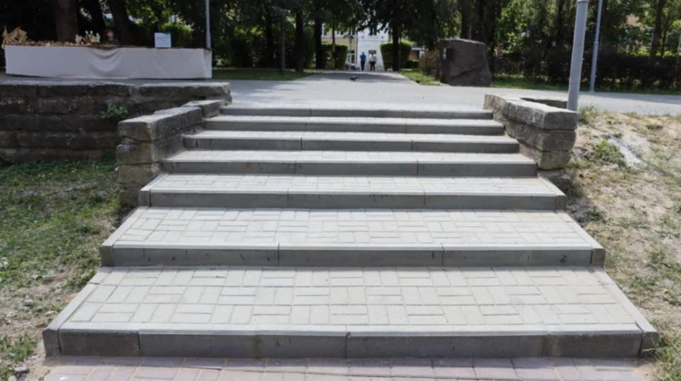 В центре Смоленска отремонтировали пешеходную лестницу возле Громовой башни. Фото: пресс-служба администрации города.