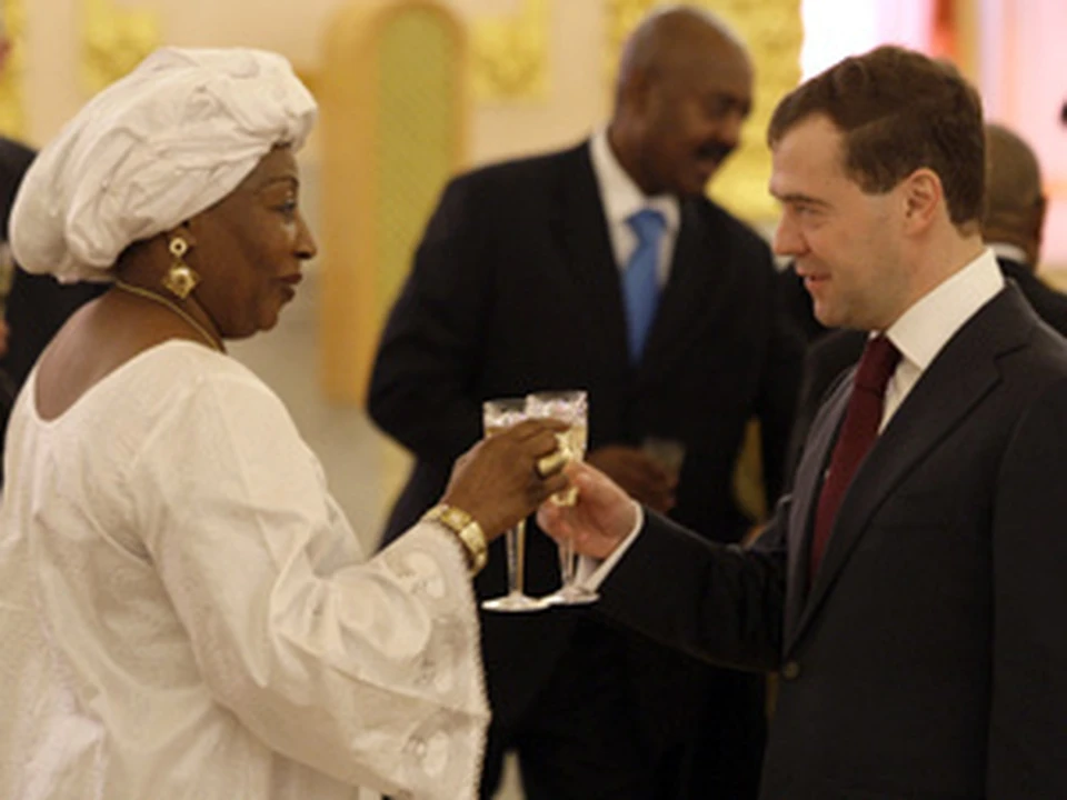 Президент по традиции поприветствовал бокалом шампанского каждого нового посла в России. На фото - Дмитрий Медведев и посол Нигера Амина Джибо Базиндре.