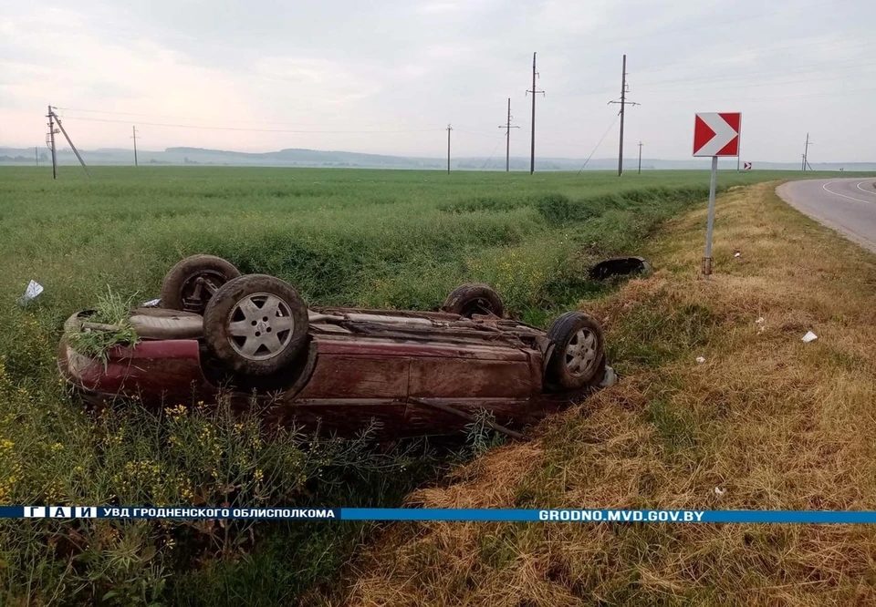 Под Кореличами водитель Opel вылетел в кювет и перевернулся. Фото: ГАИ УВД Гродненского облисполкома