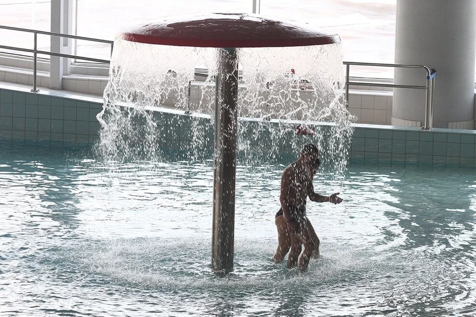 От изнуряющей жары белорусы стараются спасаться у воды - например, в аквапарке.
