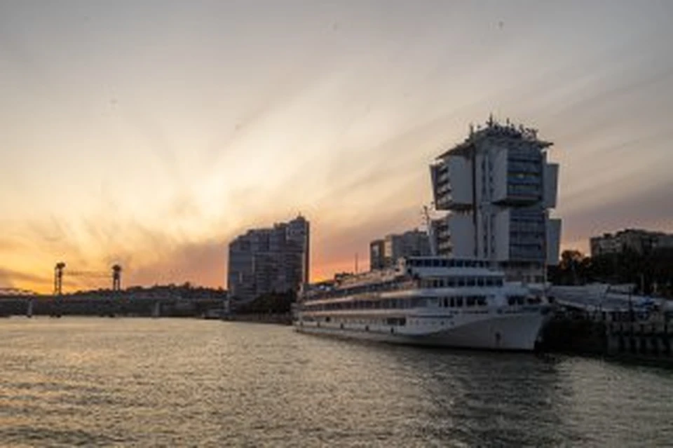 Ростовчане не первый год замечают цветные стоки в Дон в черте города.