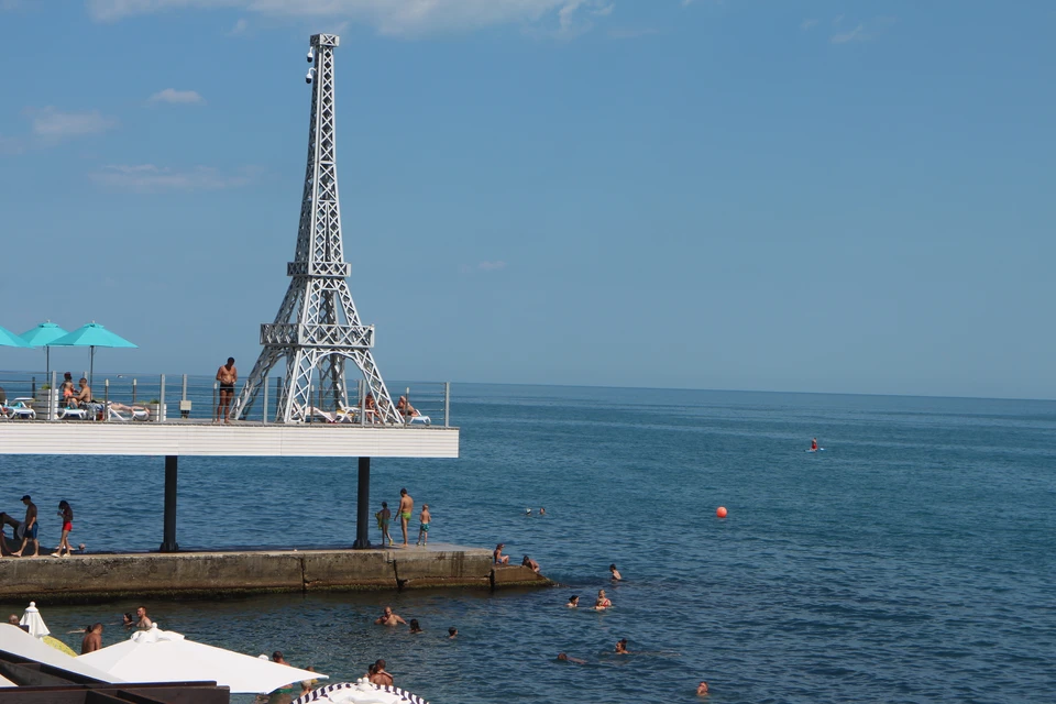 В Ялте можно прекрасно отдохнуть у моря.