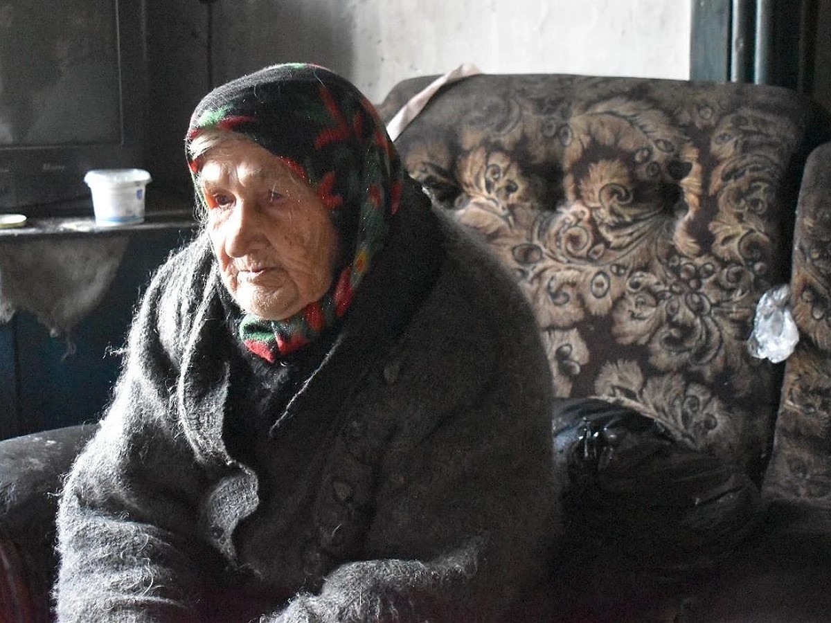 Под Новосибирском 99-летняя женщина много лет живет в развалившемся доме -  KP.RU