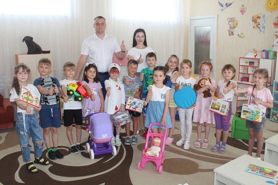 «Единая Россия» доставила игрушки в 27 детских учреждений Алчевска. Фото - "Единая Россия" ЛНР