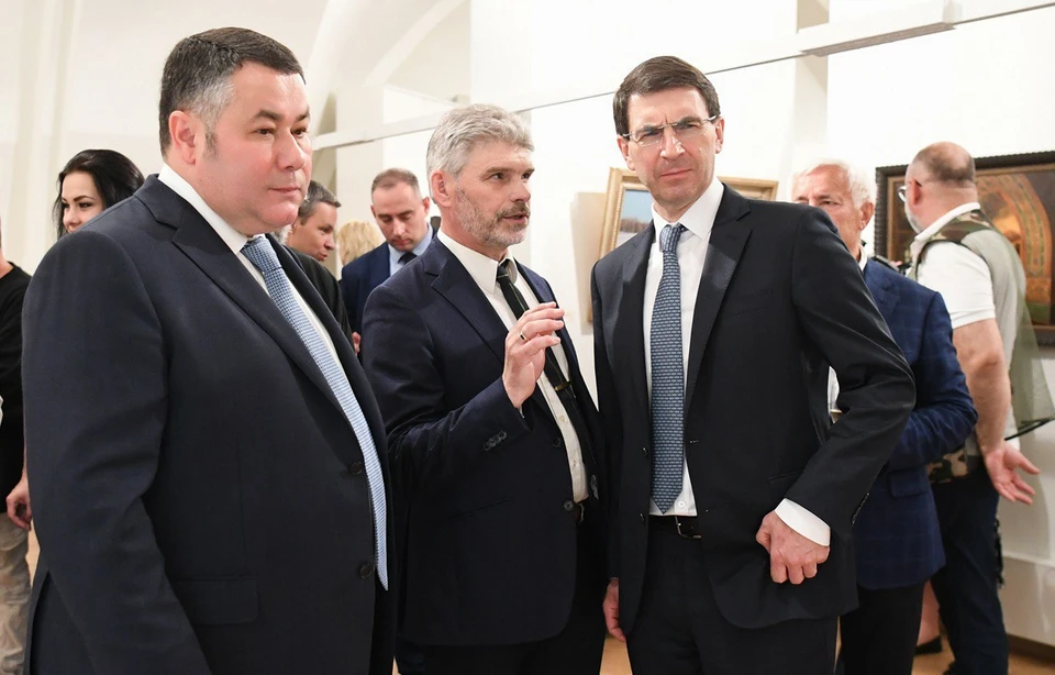 Высокие гости осмотрели экспозицию.