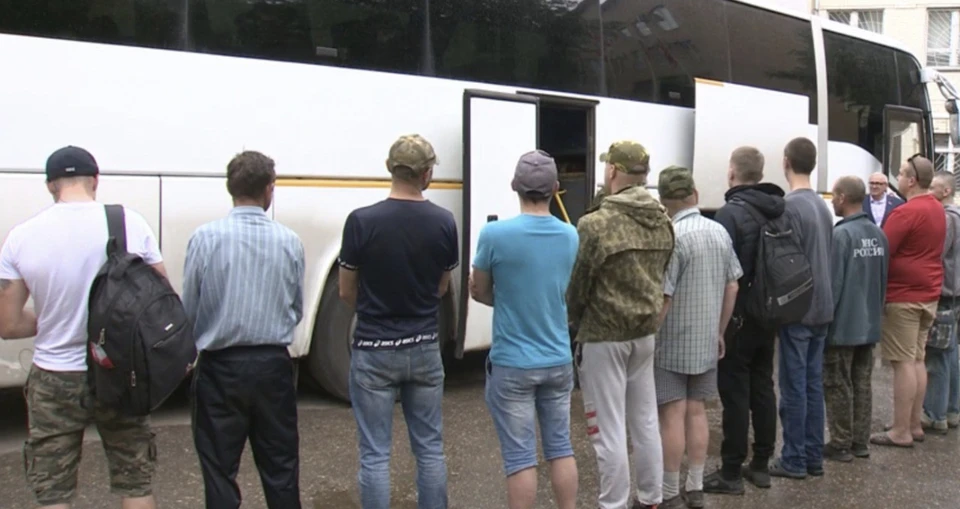 В Смоленске новая группа из 23 контрактников отправилась на военную службу. Фото: пресс-служба администрации области.