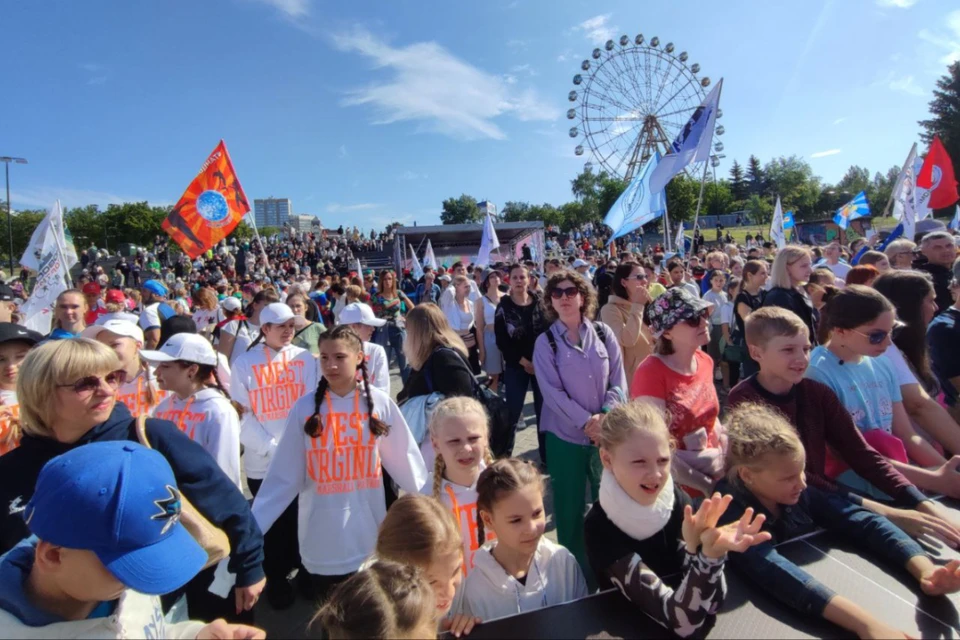 Новосибирцы с детьми пришли на зарядку с олимпийскими чемпионами.