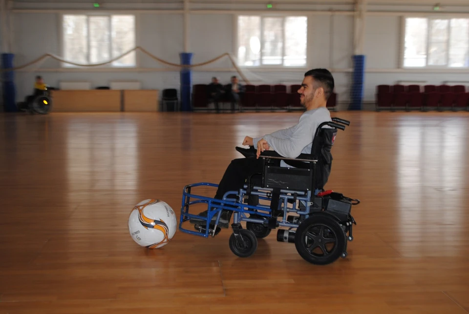 Единственная детская команда футболистов-колясочников в стране вынуждена играть на самодельных "болидах"