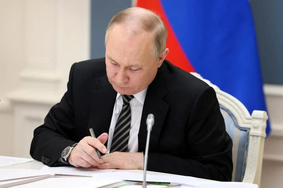 Путин продлил ответные меры на потолок цен на нефть из РФ до конца 2023 года
