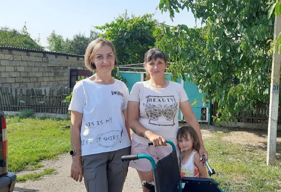 Инвалидная коляска была передана самой пожилой женщине села Камышанка. Фото: пресс-служба администрации Каховского округа.