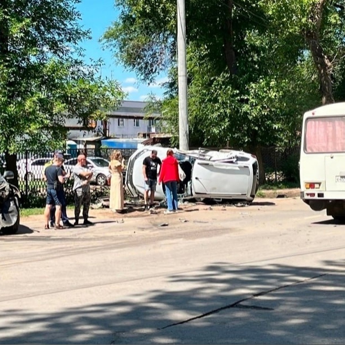 В Самаре перевернулся легковой автомобиль из-за серьезной аварии на 116 км  - KP.RU