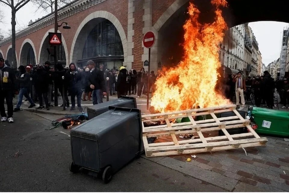 BFMTV: После убийства подростка полицией в пригороде Парижа начались беспорядки