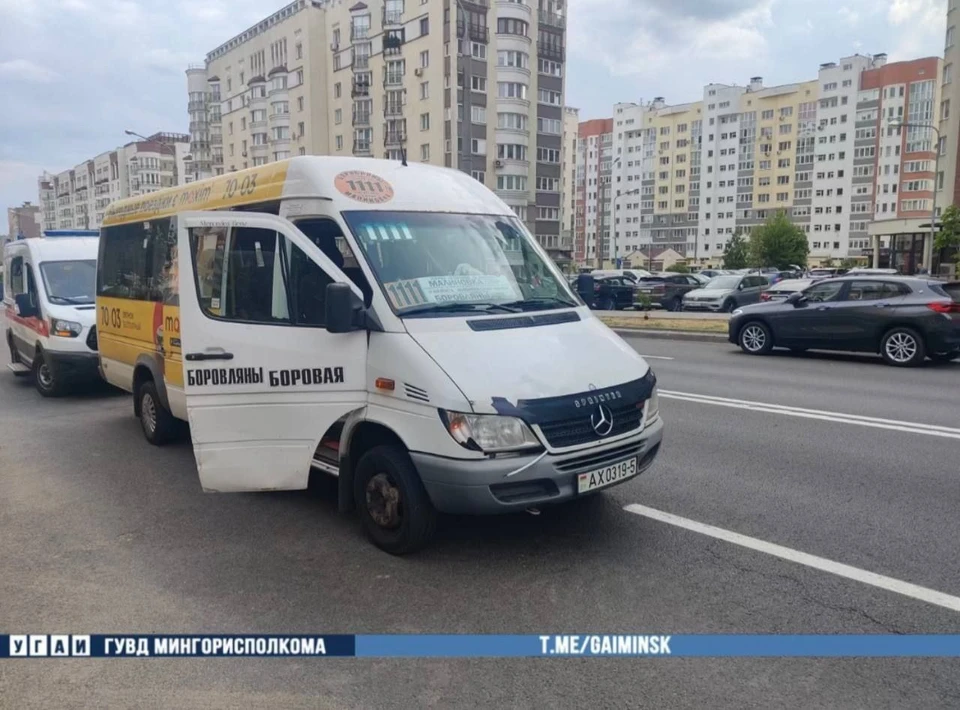 В Минске 24-летняя девушка попала под колеса маршрутки. Фото: телеграм-канал УГАИ ГУВД Мингорисполкома