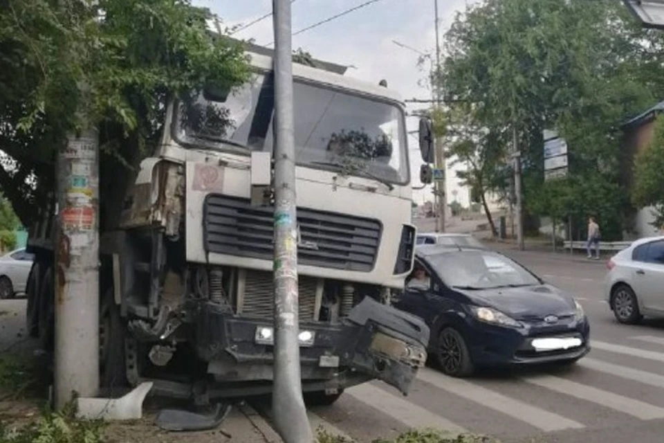 Грузовик получил механические повреждения. Фото: отдел пропаганды УГИБДД России по РО