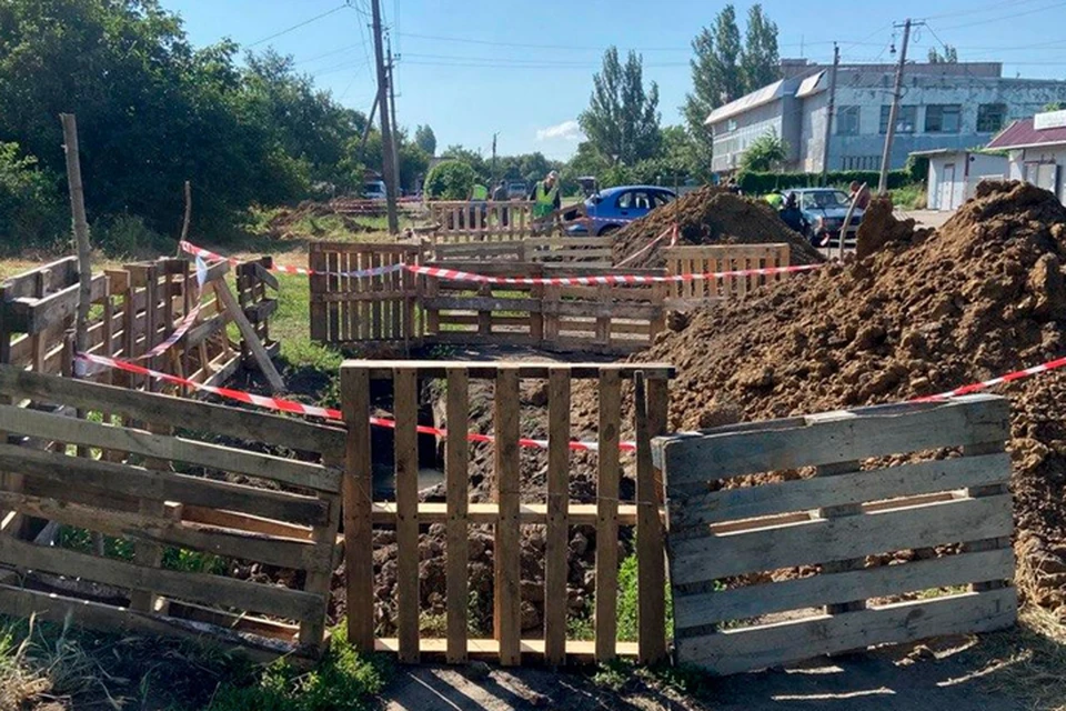 Рабочие из Пензы подключают дома в Молочанске к водоснабжению. ФОТО: телеграм-канал администрации Запорожской области