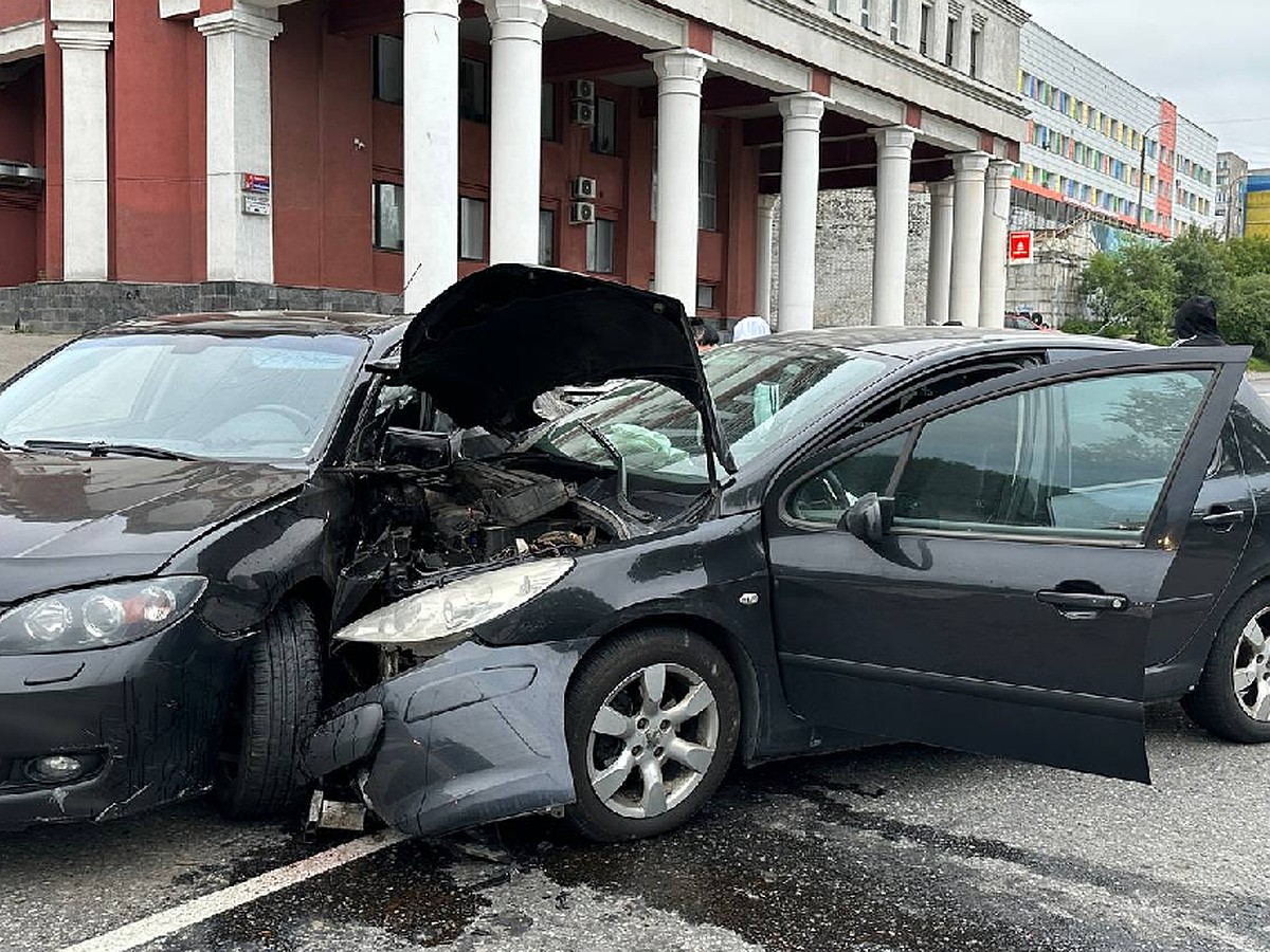 В Мурманске на улице Папанина столкнулись Mazda и Peugeot - KP.RU