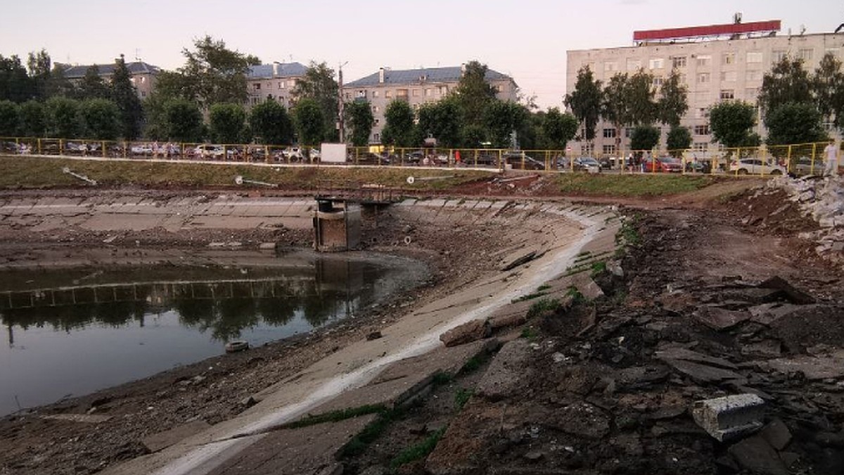 Водоемы осушили. Парк у цирка Киров. Пруд. Осушенные водоемы. Парковый пруд.