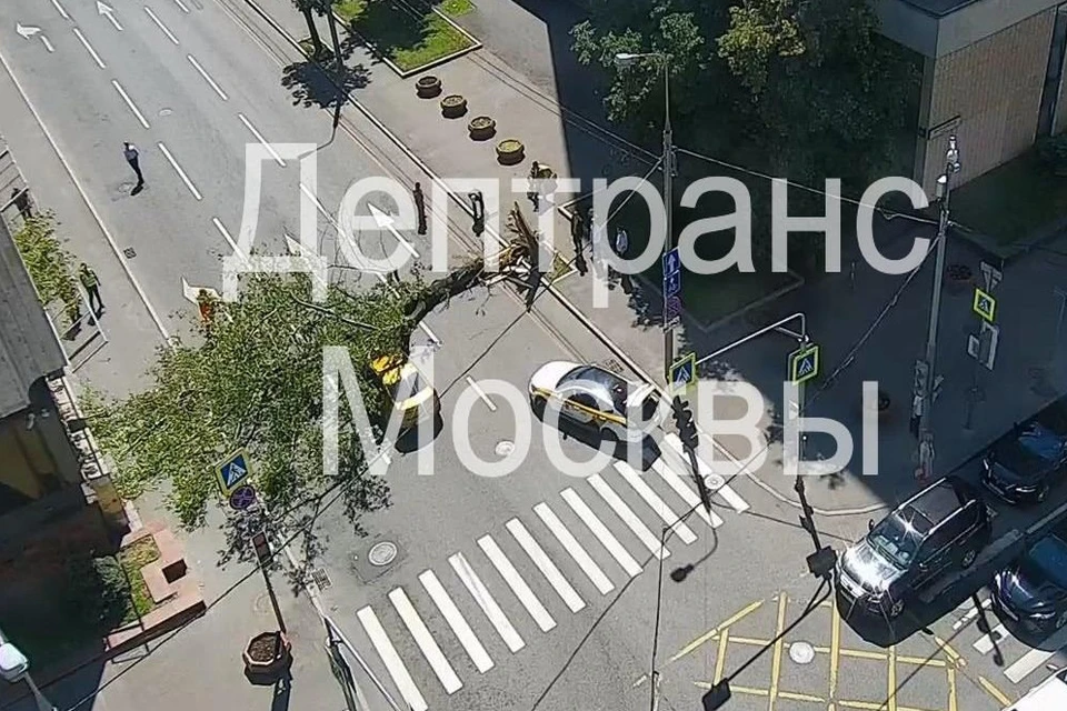 На место происшествия работают оперативные службы