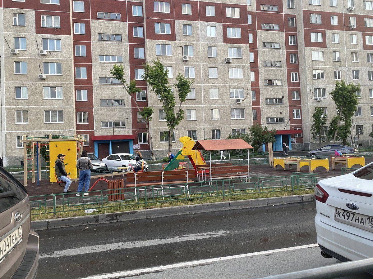 В Нижневартовске девочка-подросток избила малышей на детской площадке -  KP.RU