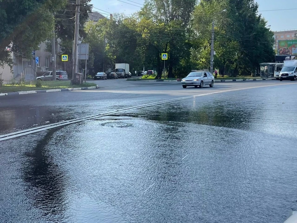 Вода течет по дороге. Фото: "Самара с огоньком"