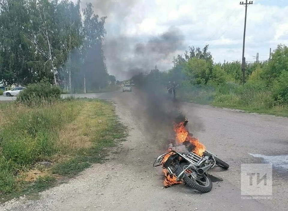 Подросток ехал по улице Первомайской, когда его мопед неожиданно загорелся. Фото: ИА "Татар-информ"